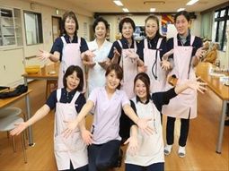 スタッフの笑顔が輝く場面
