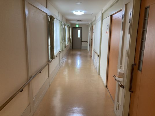 窓のある廊下