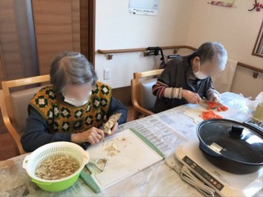 料理をする人々の居室