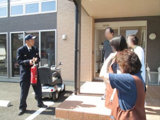 防火訓練をする人々