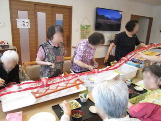 共同作業を楽しむ人々