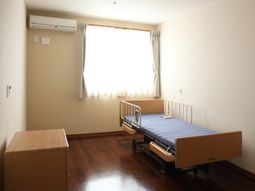 明るい居室の内観