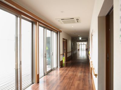 広々とした明るい廊下