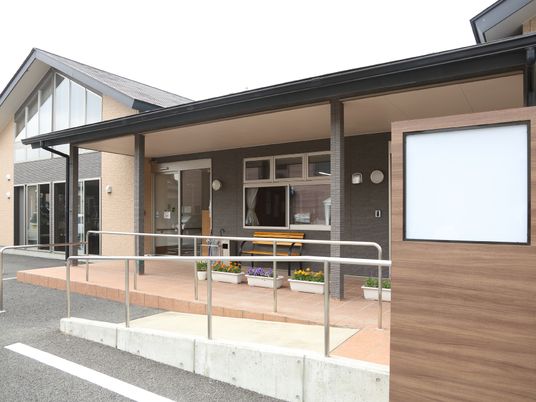屋外エントランスの全景