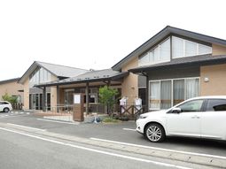 明るいエントランス外観