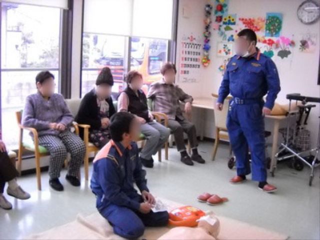 活動する人々の様子