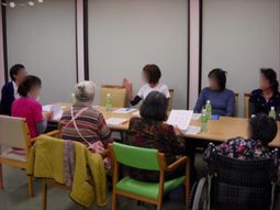 多目的室で活動する人々