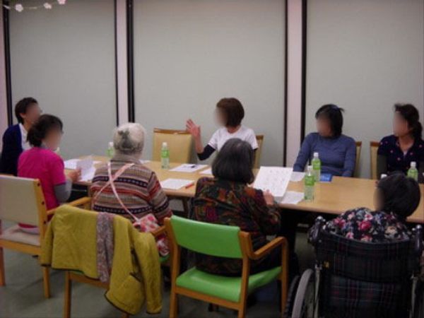 多目的室で活動する人々