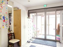 明るいエントランス風景