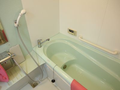バリアフリー設計の浴室