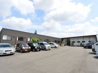 駐車場付きの建物外観