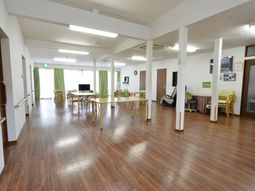 明るい広々ラウンジ