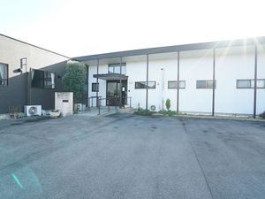 明るい外観の出入口前  