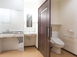 清潔なトイレと洗面台