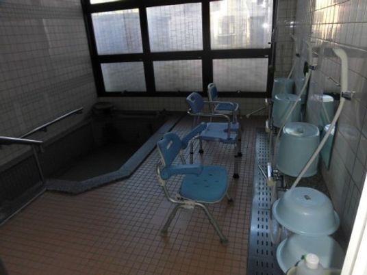 バリアフリー設計の浴室