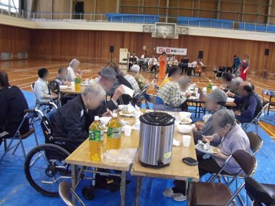 イベントを楽しむ人々