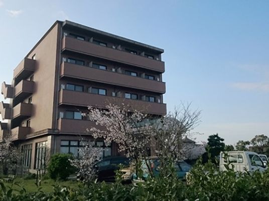 桜が咲く快適な施設外観