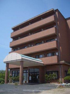 茶色の建物のエントランス