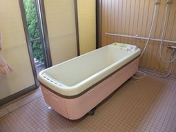 バリアフリー設計の浴室