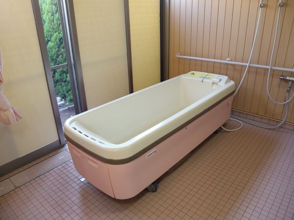 バリアフリー設計の浴室