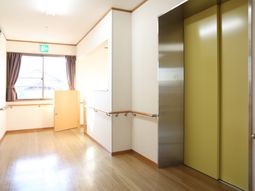 廊下とエレベーターの空間