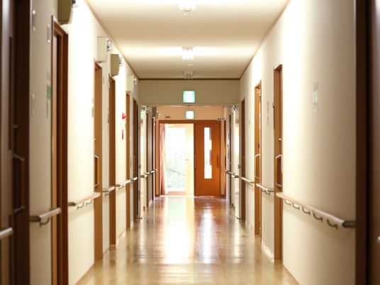 明るい廊下の先途末