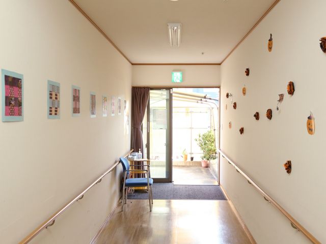 廊下の日当たり明るい空間