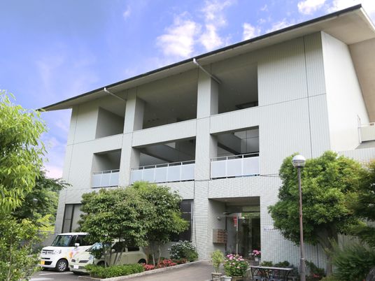 白い建物と緑の庭園