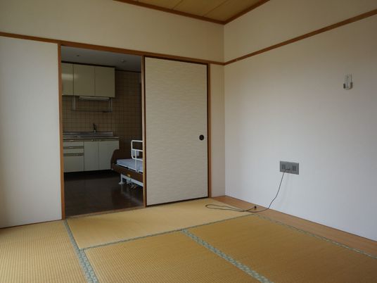 清潔な和室とキッチン