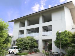 緑豊かな施設外観
