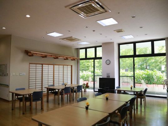 明るい広々とした食堂