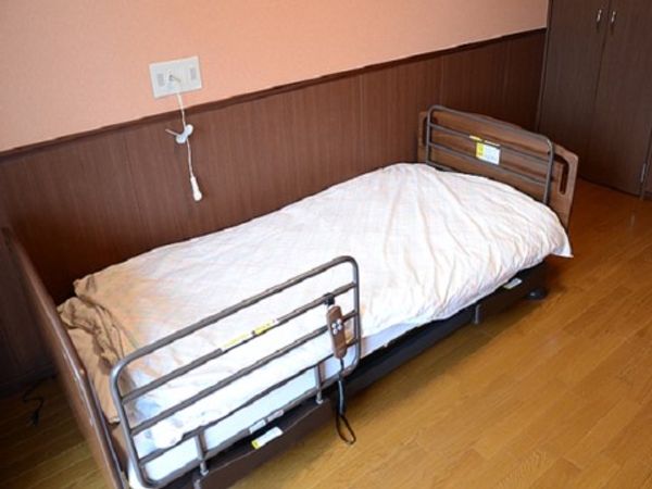 居室のベッドと床