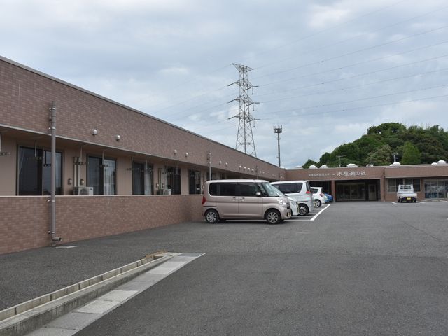 広々とした駐車場の施設外観