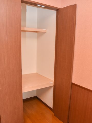 茶色い開いたクローゼット