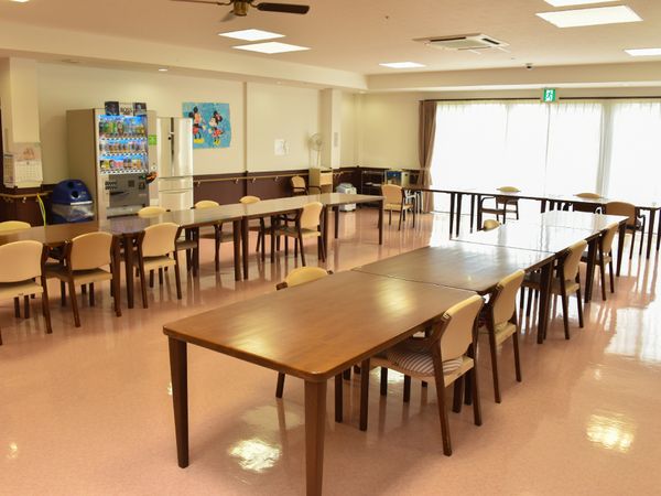 広々とした明るい食堂