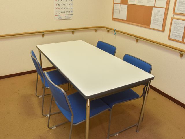 シンプルな多目的室の机と椅子