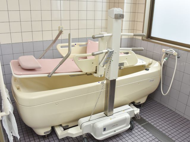 バリアフリー設計の浴室