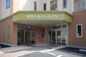 明るいエントランスの風景