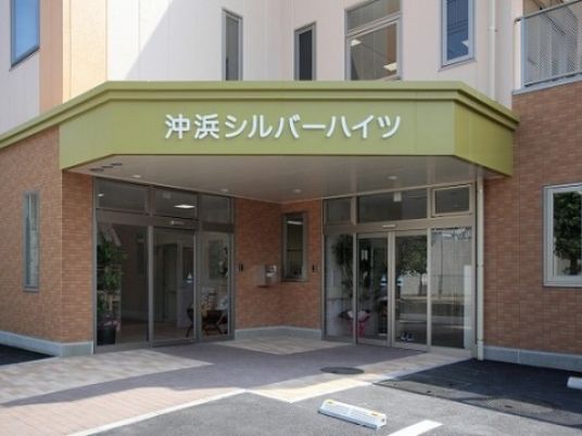 明るいエントランスの風景