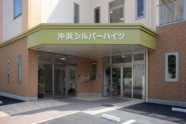 明るいエントランスの風景