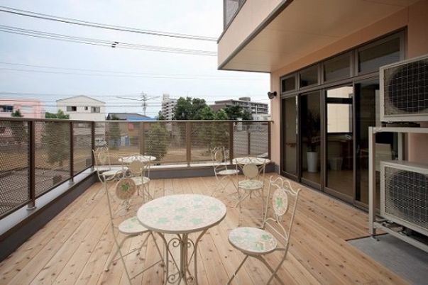 木製デッキのテラス風景