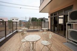 テーブルセットのあるテラス