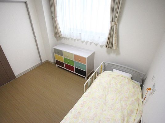 明るい居室のベッド  