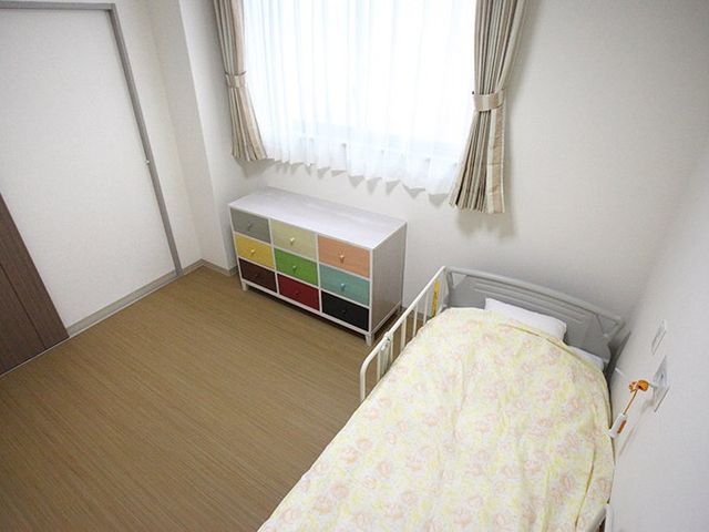 明るい居室のベッド  