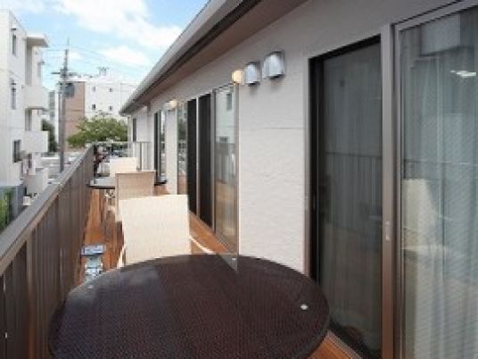 テーブルがある屋外テラス