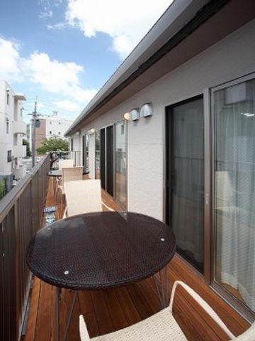 テーブルがある屋外テラス