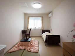 和洋折衷の清潔な居室