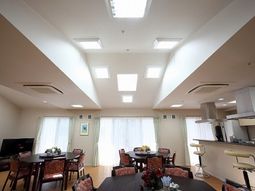明るい共用ダイニング