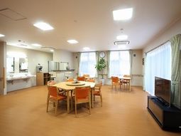 明るい共用ダイニングルーム