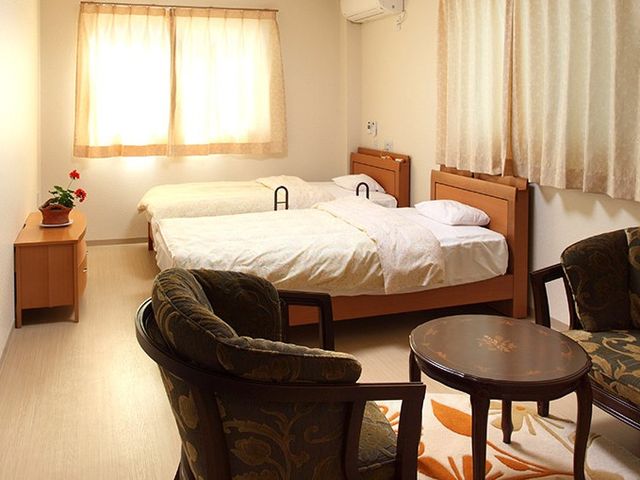 明るい居室のベッド  